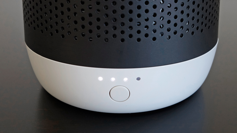 The Loft’s remaining battery life is indicated through a series of four white LED lights that remain constantly lit on the base.